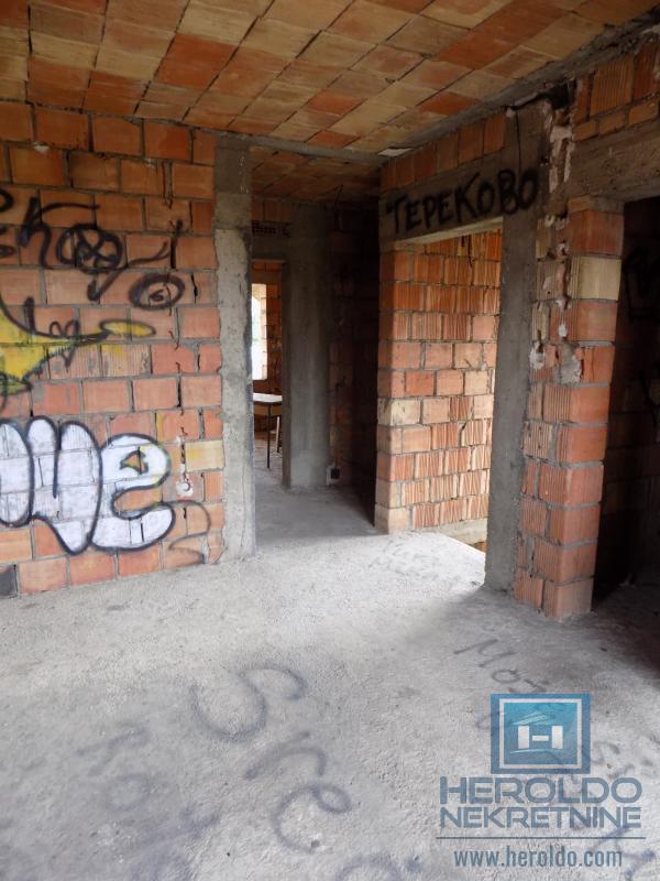 Na prodaju nezavršena kuća u Ćupriji 10