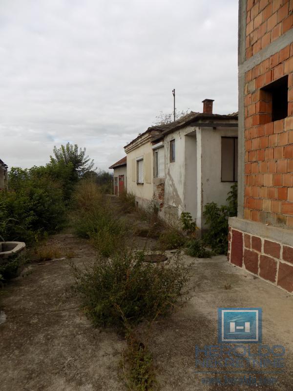 Na prodaju nezavršena kuća u Ćupriji 4