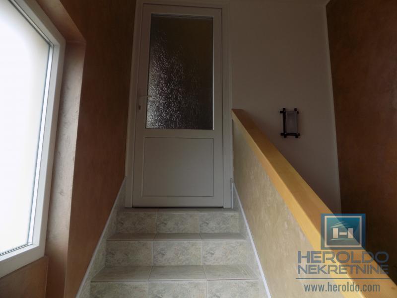 Na prodaju poslovno-stambeni objekat na odličnoj lokaciji 12