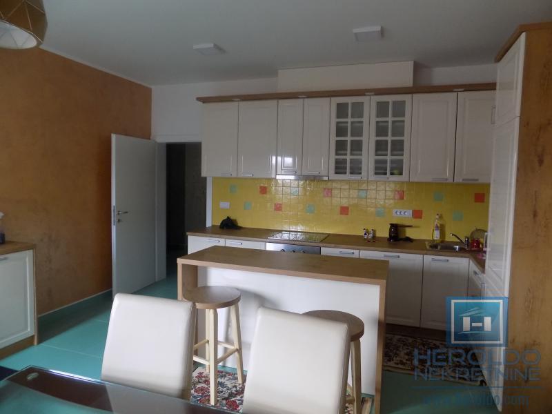 Na prodaju poslovno-stambeni objekat na odličnoj lokaciji 8