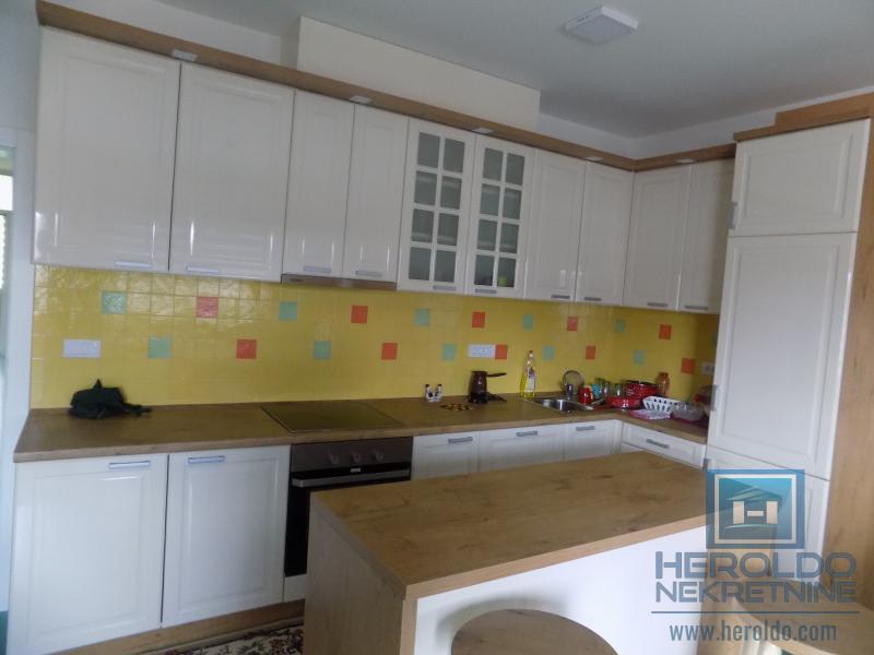 Na prodaju poslovno-stambeni objekat na odličnoj lokaciji 9