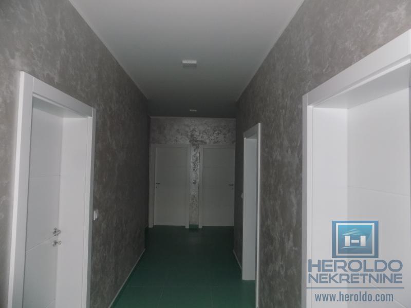 Na prodaju poslovno-stambeni objekat na odličnoj lokaciji 30