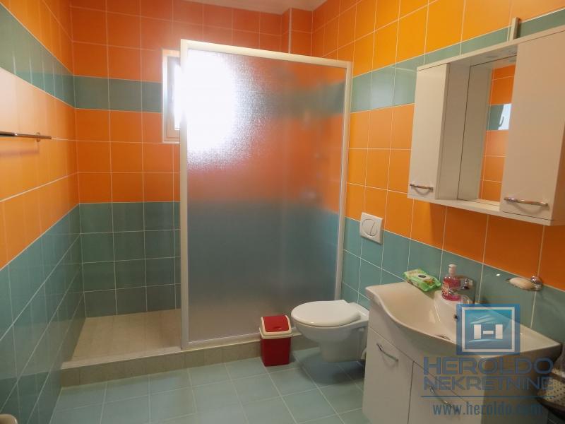 Na prodaju poslovno-stambeni objekat na odličnoj lokaciji 38