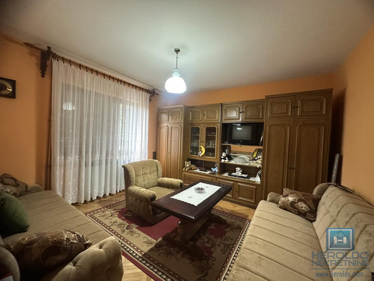 Na prodaju spratna kuća u Ćupriji 13