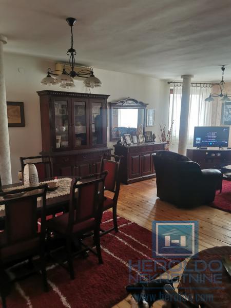 Na prodaju stambeno-poslovna zgrada 10