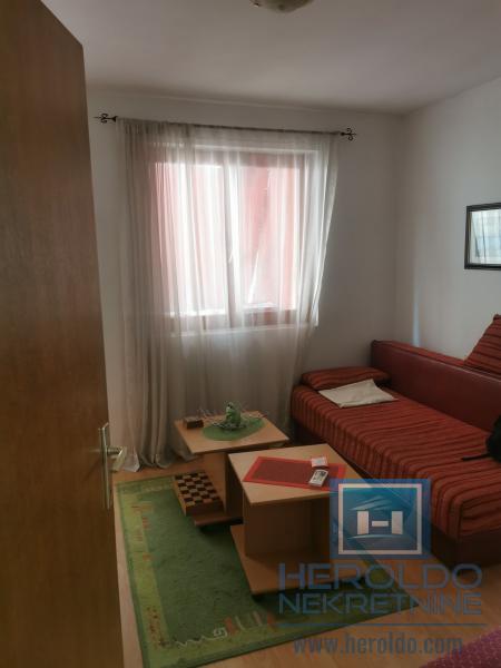 Na prodaju stambeno-poslovna zgrada 11