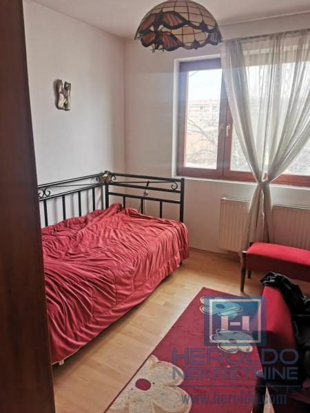 Na prodaju stambeno-poslovna zgrada 12