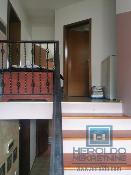Na prodaju stambeno-poslovna zgrada 9