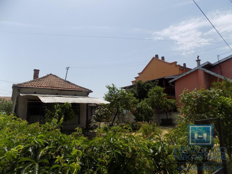 Na prodaju starija kuća sa većim placem 11