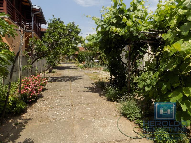 Na prodaju starija kuća sa većim placem 3