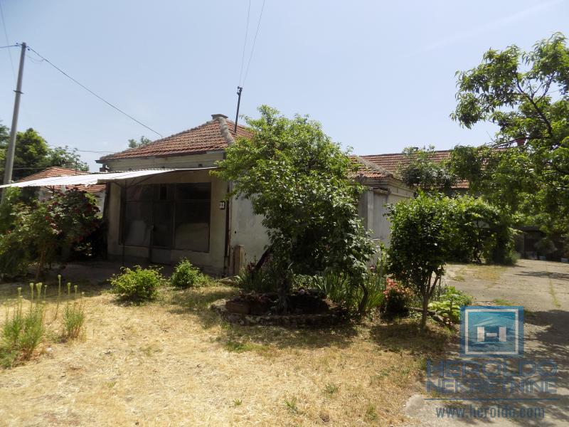 Na prodaju starija kuća sa većim placem 5