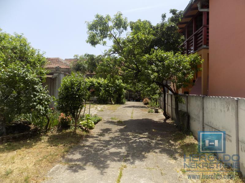 Na prodaju starija kuća sa većim placem 6