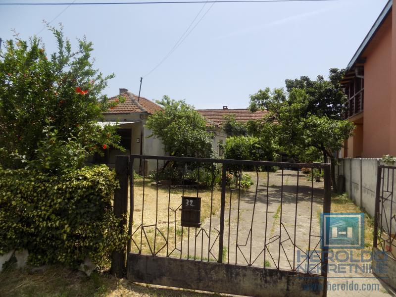 Na prodaju starija kuća sa većim placem 7