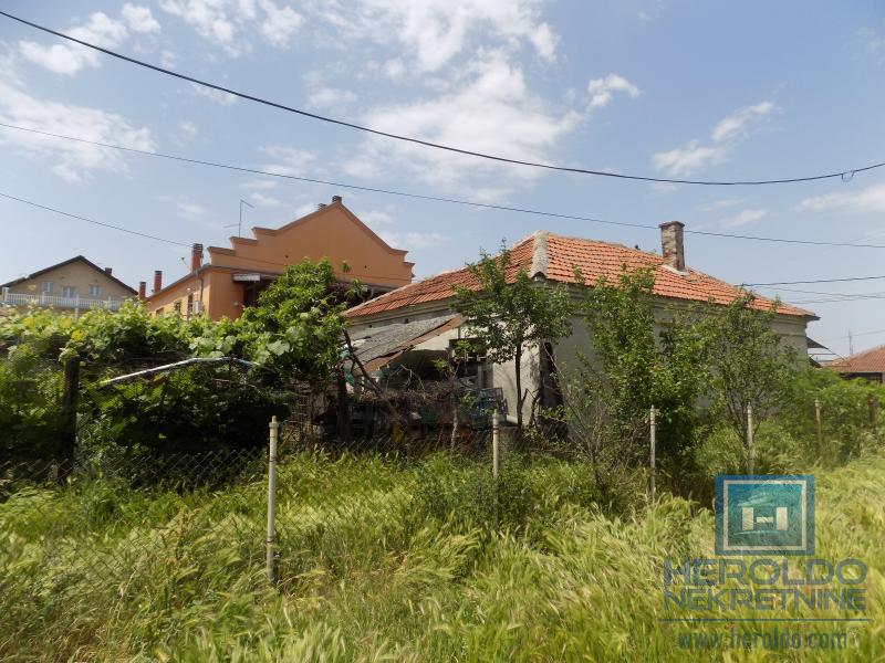 Na prodaju starija kuća sa većim placem 9