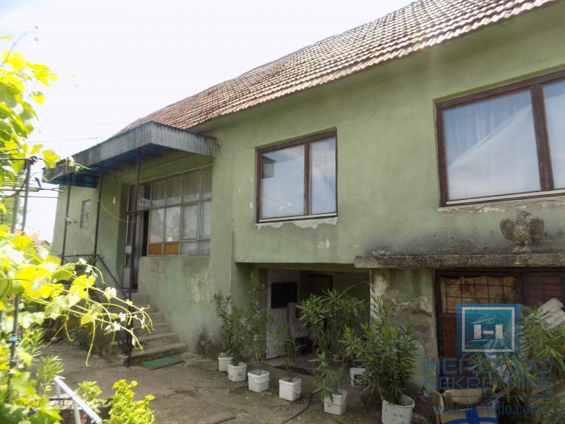 Na prodaju starija kuća sa većim placem 2