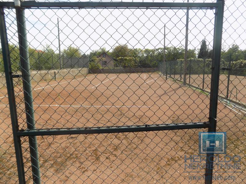 Na prodaju teniski tereni 2