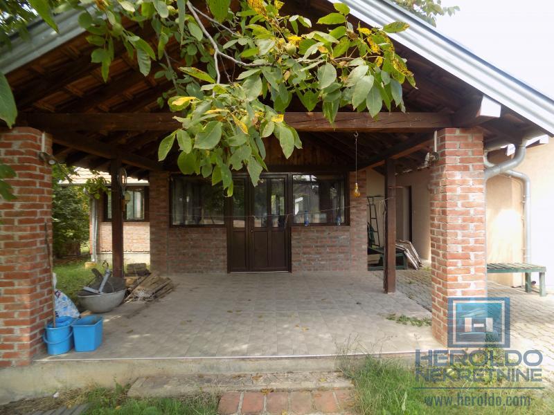 Na prodaju teniski tereni 7