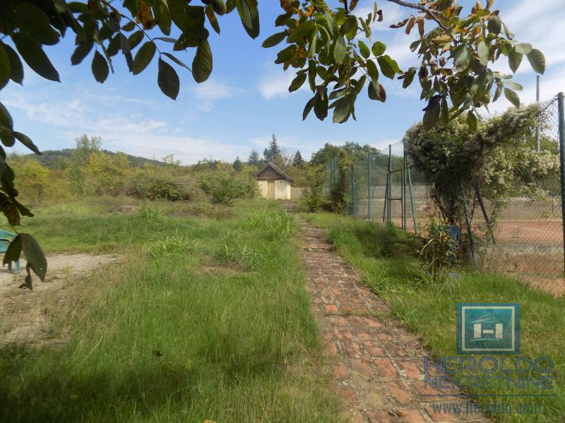 Na prodaju teniski tereni 8