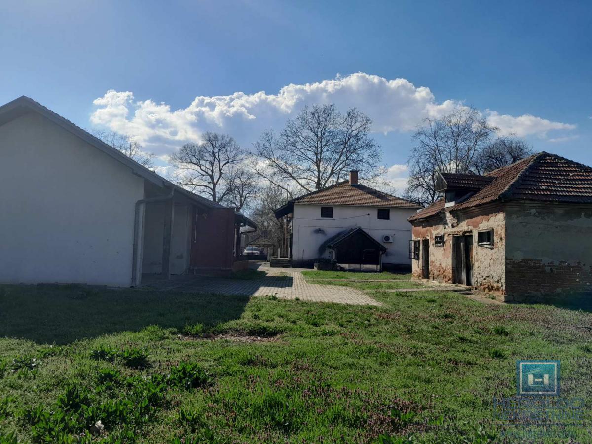 Na prodaju tri objekta na placu površine 28 ari na odličnoj lokaciji 5