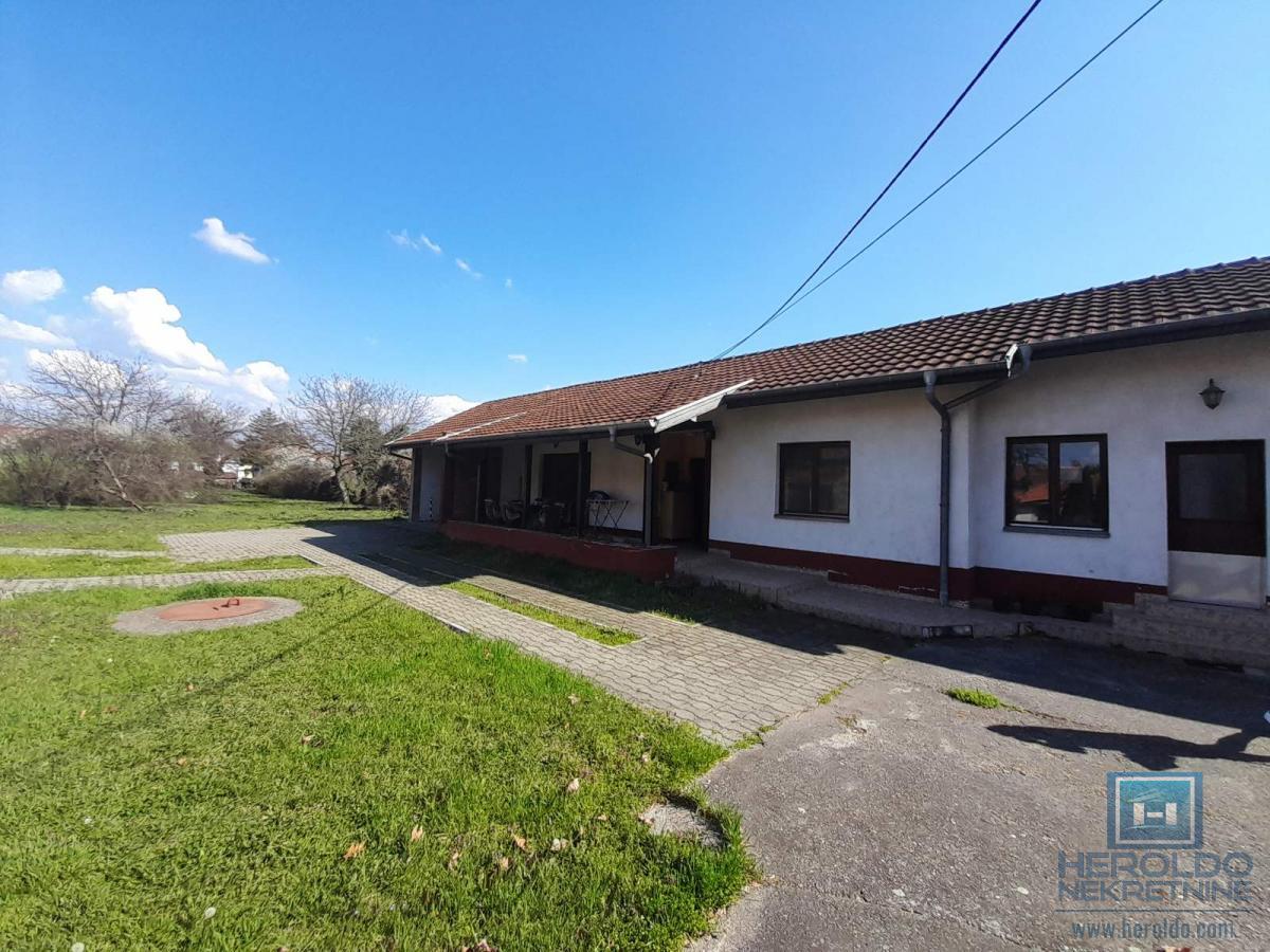 Na prodaju tri objekta na placu površine 28 ari na odličnoj lokaciji 6