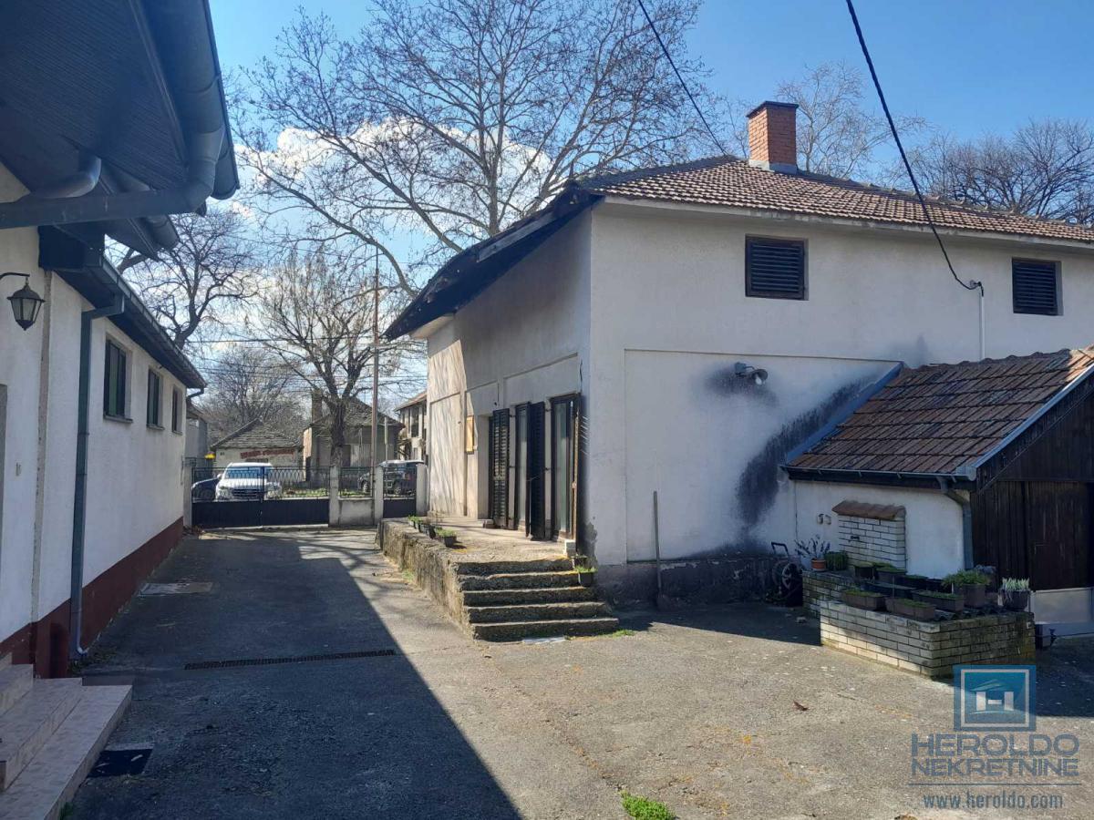 Na prodaju tri objekta na placu površine 28 ari na odličnoj lokaciji 8