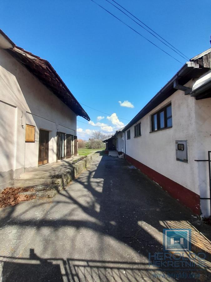 Na prodaju tri objekta na placu površine 28 ari na odličnoj lokaciji 9