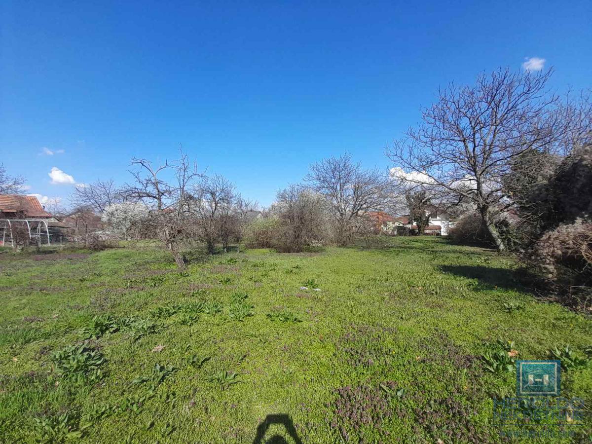 Na prodaju tri objekta na placu površine 28 ari na odličnoj lokaciji 10