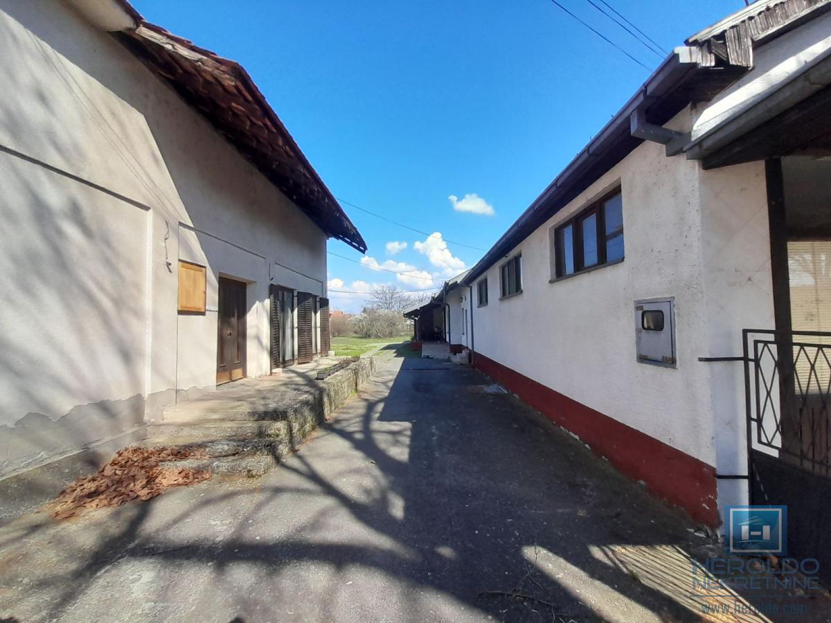 Na prodaju tri objekta na placu površine 28 ari na odličnoj lokaciji 2