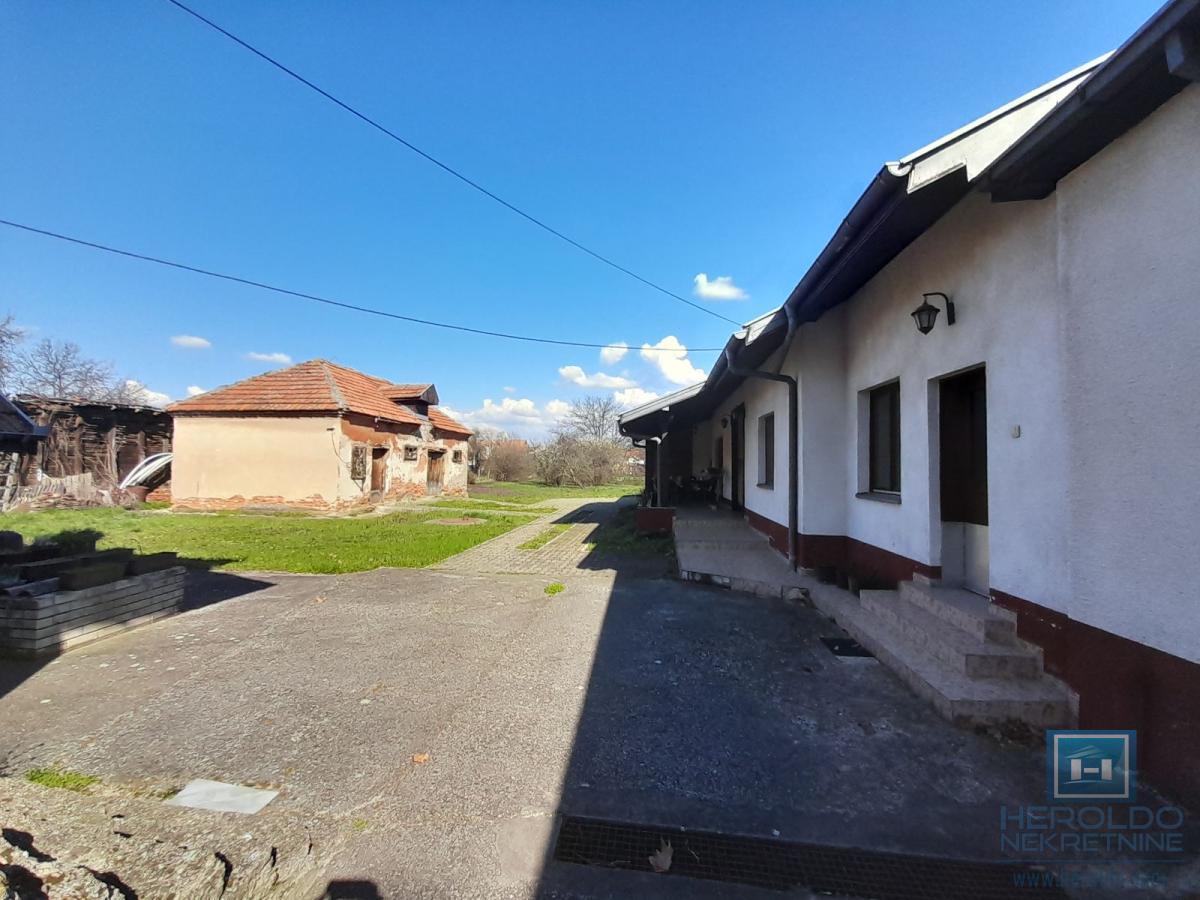 Na prodaju tri objekta na placu površine 28 ari na odličnoj lokaciji 3