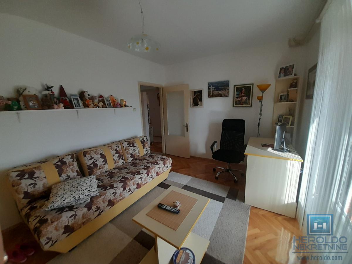 Na prodaju trosoban stan u Ćupriji 10