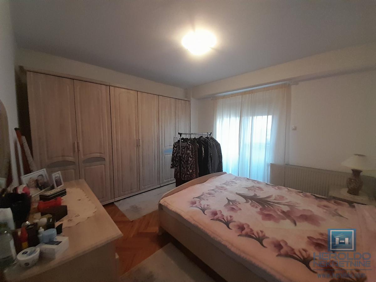 Na prodaju trosoban stan u Ćupriji 11