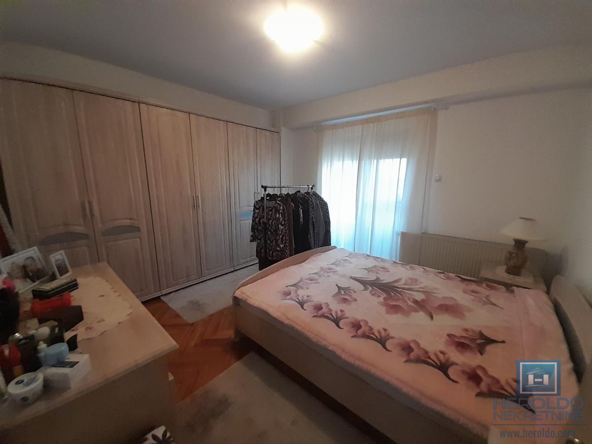 Na prodaju trosoban stan u Ćupriji 12