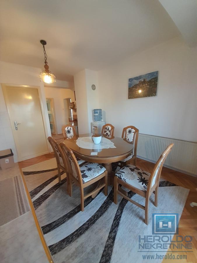 Na prodaju trosoban stan u Ćupriji 7