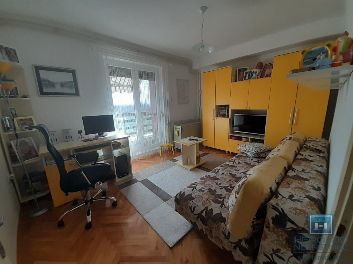 Na prodaju trosoban stan u Ćupriji 9