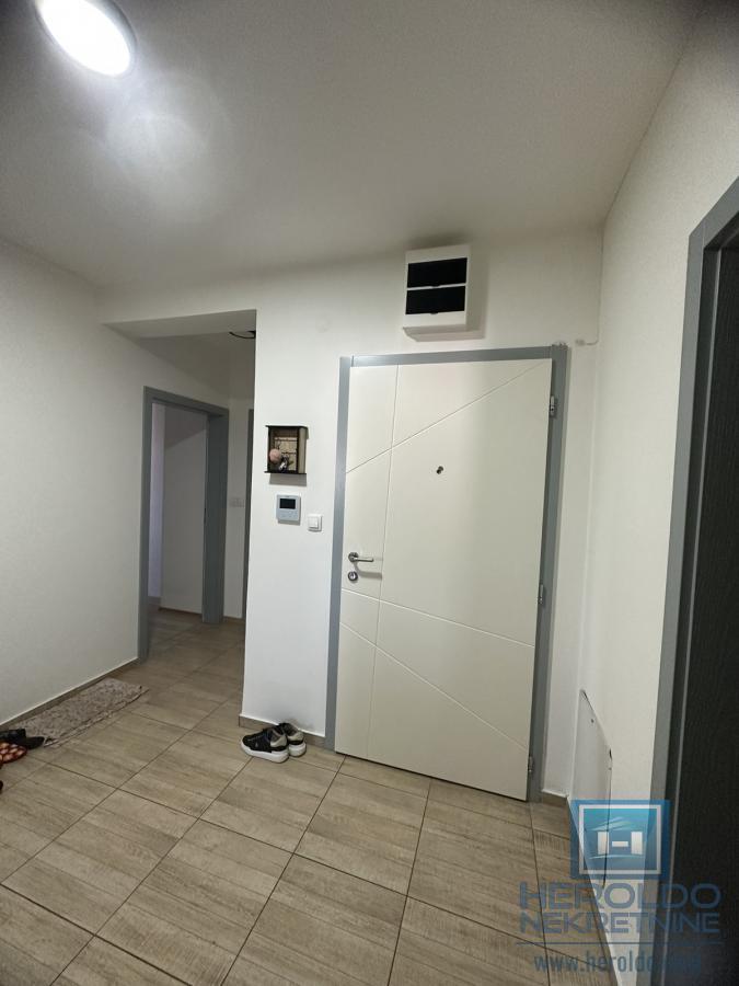 Na prodaju trosoban stan u Ćupriji 11