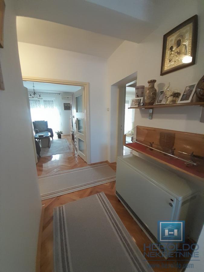 Na prodaju trosoban stan u Ćupriji 4