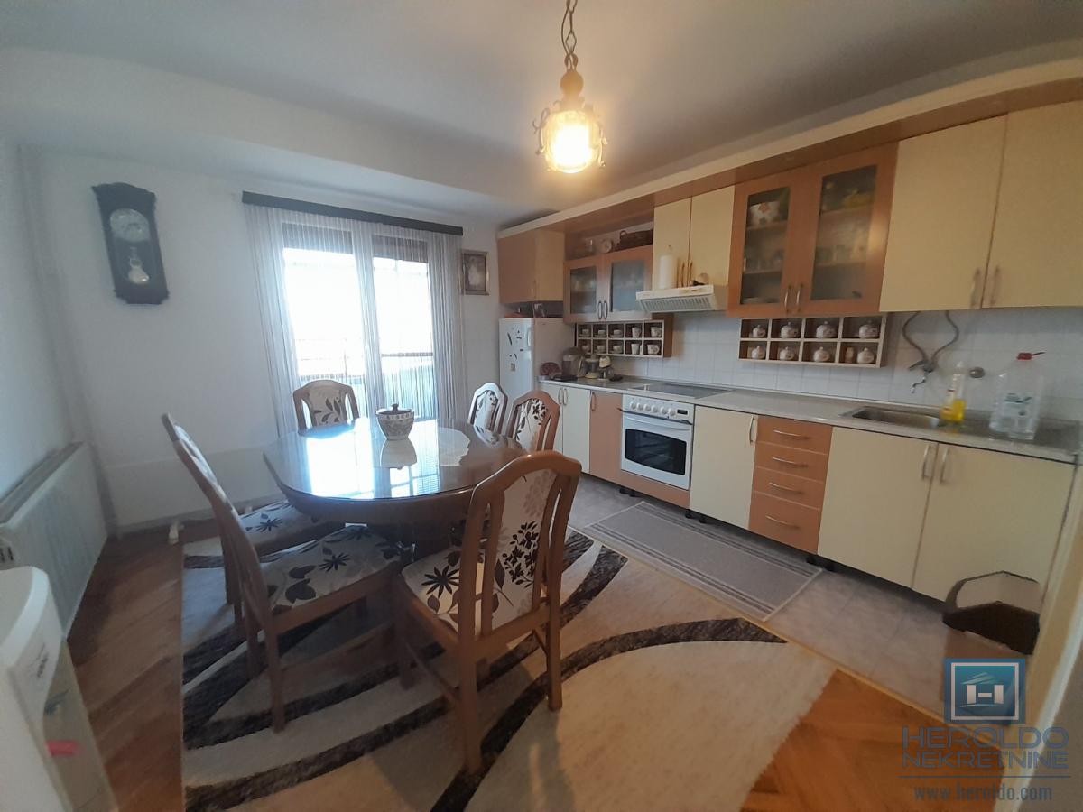 Na prodaju trosoban stan u Ćupriji 5