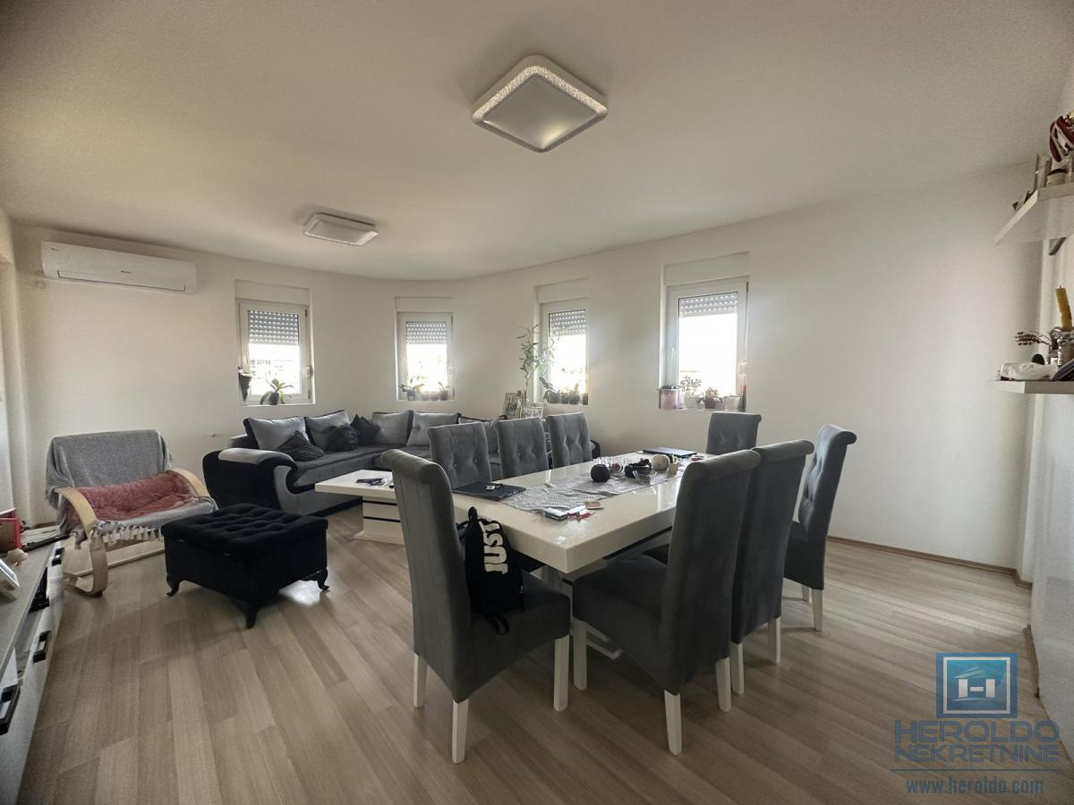 Na prodaju trosoban stan u Ćupriji 3