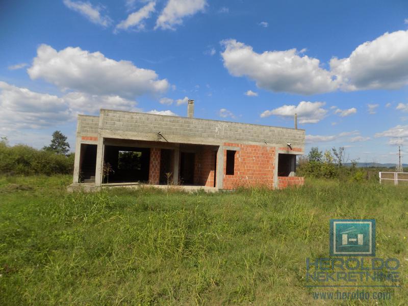 Na prodaju započeta kuća na brdu 3