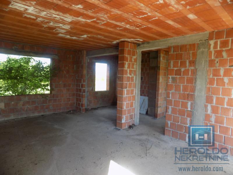 Na prodaju započeta kuća na brdu 4