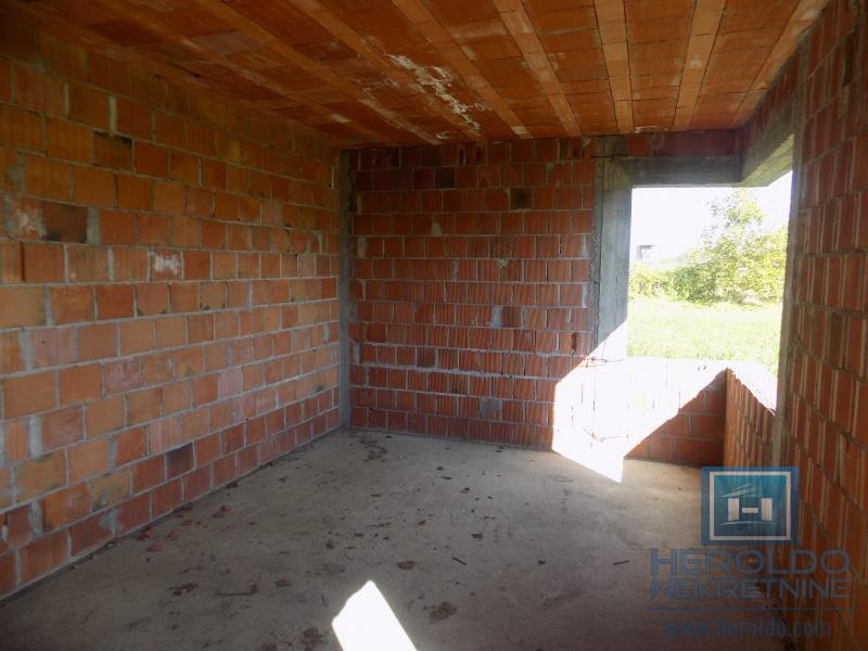 Na prodaju započeta kuća na brdu 5