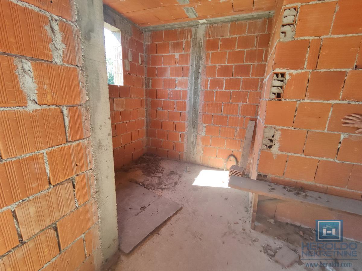 Nezavršena kuća u mirnom naselju 2