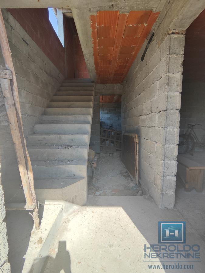 Nezavršena kuća u mirnom naselju 3