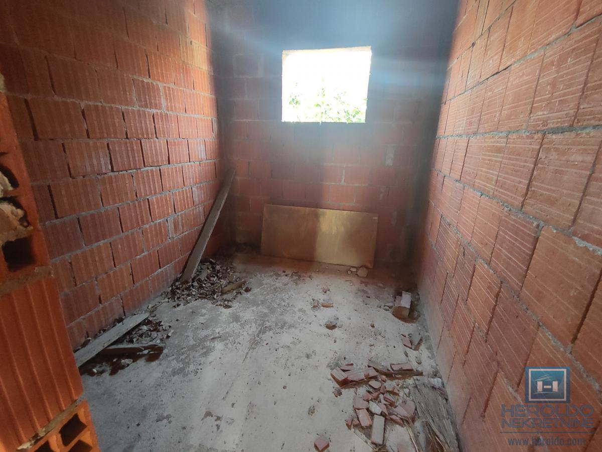 Nezavršena kuća u mirnom naselju 4