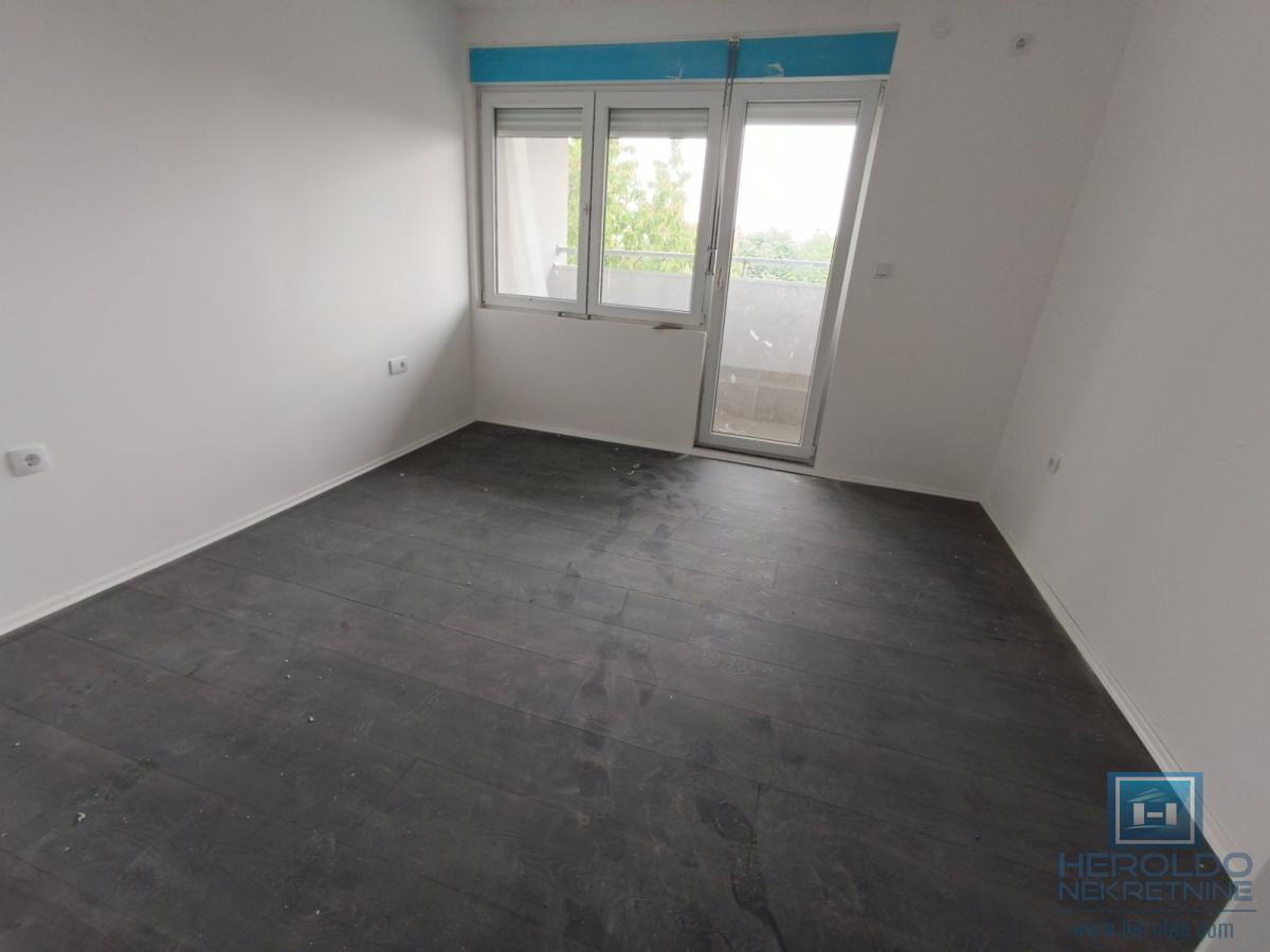 Nov, odmah useljiv stan 3