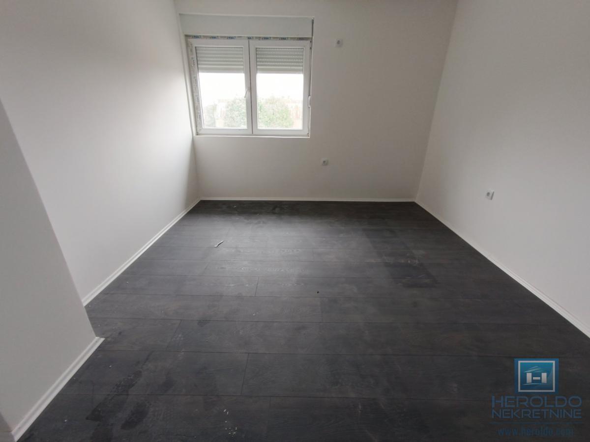 Nov, odmah useljiv stan 4