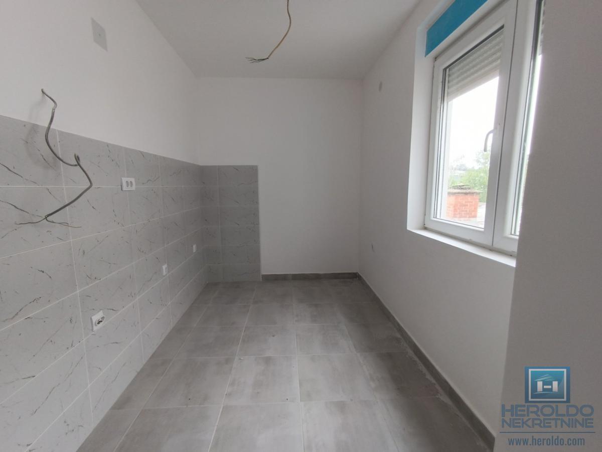 Nov, odmah useljiv stan 5