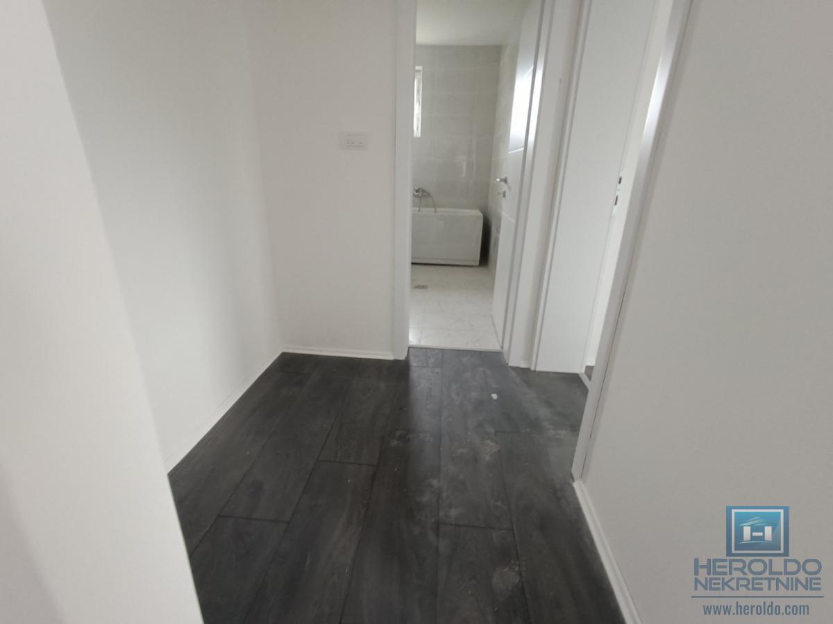 Nov, odmah useljiv stan 8