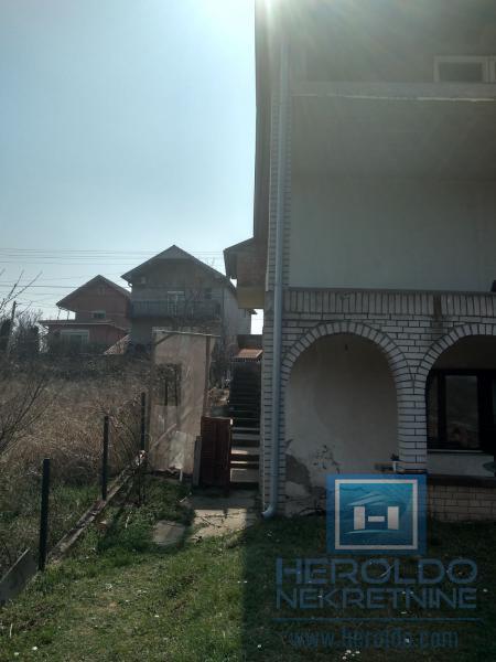 odlicna kuca sa placem u mirnom kraju 42