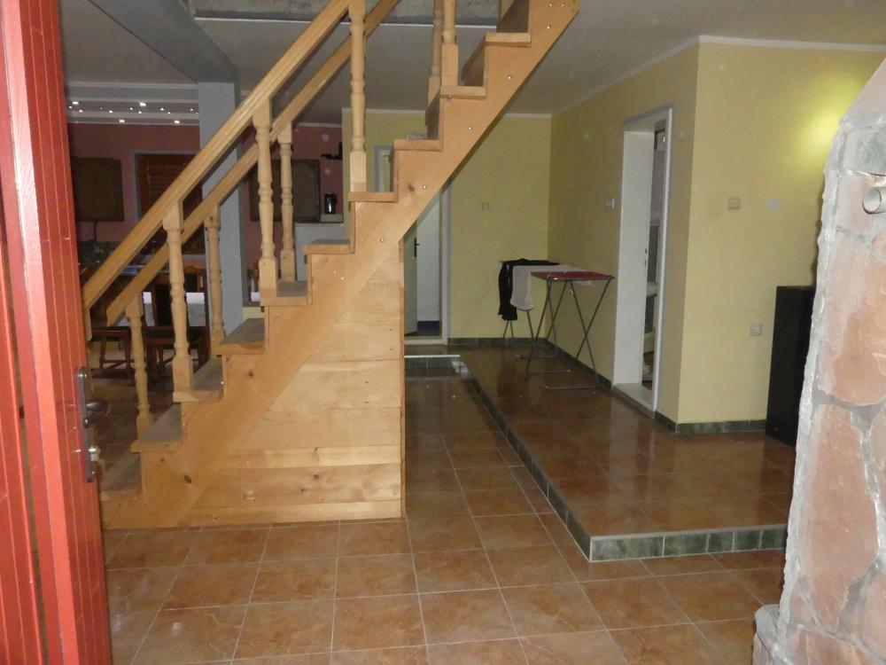 Odlična kuća u mirnom delu grada 2